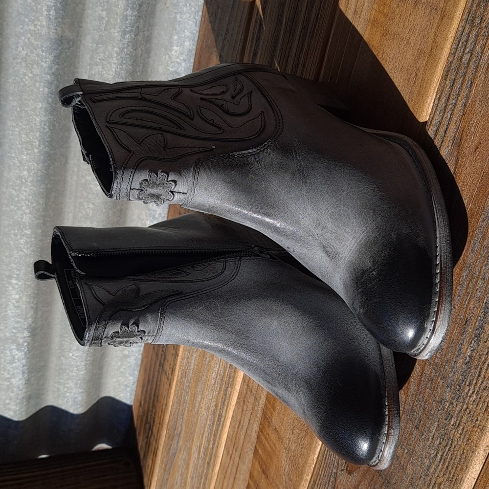 Elsia Western Leather Bootie Size 7.5